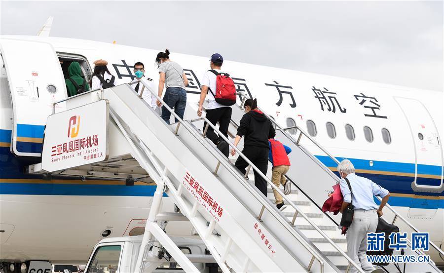 (社會(huì))(4)海南三亞:湖北百余名滯留旅客包機(jī)返程