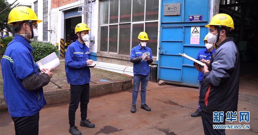 （來(lái)自經(jīng)濟(jì)前沿的故事&middot;企業(yè)復(fù)工復(fù)產(chǎn)&middot;圖文互動(dòng)）（3）戴口罩、測(cè)體溫進(jìn)公司&mdash;&mdash;廣西柳工復(fù)工見(jiàn)聞