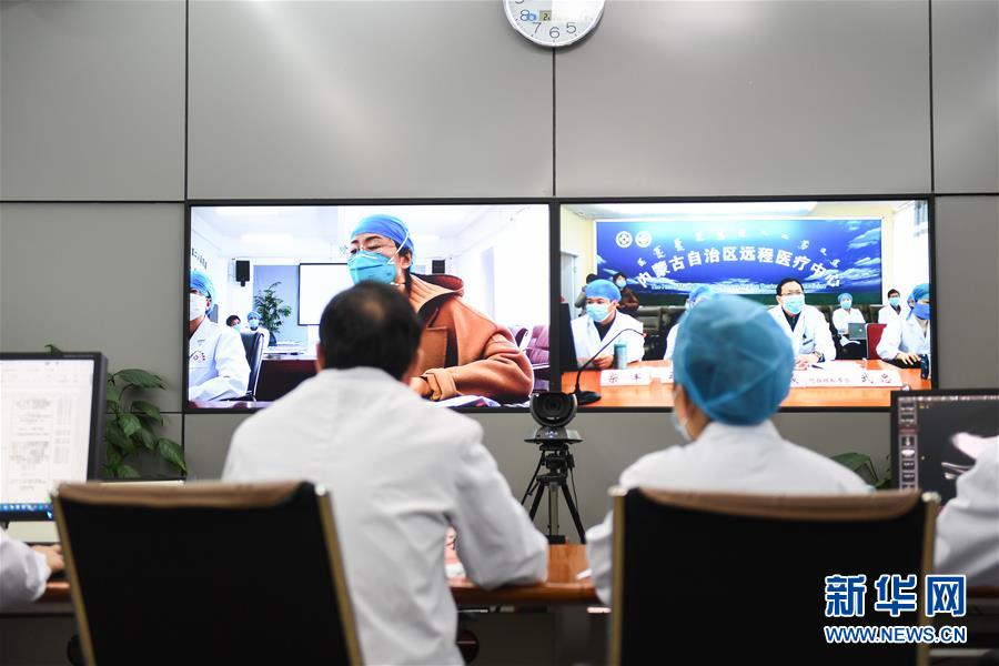 (聚焦疫情防控·圖文互動(dòng))(3)特寫:遠(yuǎn)程醫(yī)療中心里的生命接力