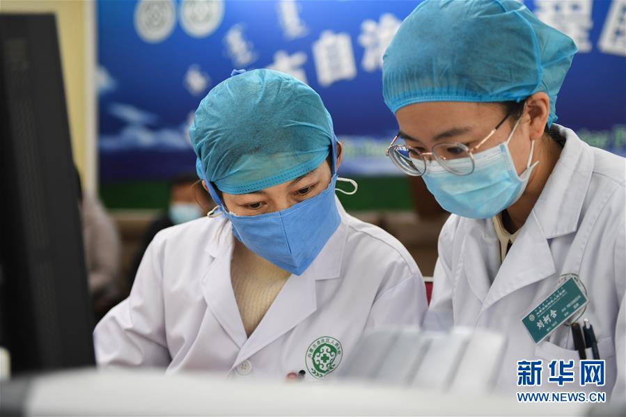 (聚焦疫情防控·圖文互動(dòng))(6)特寫:遠(yuǎn)程醫(yī)療中心里的生命接力