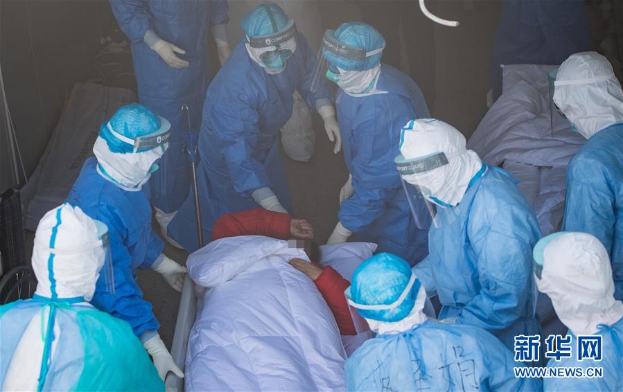 (新華全媒頭條·圖文互動)(8)火線上的中流砥柱——獻(xiàn)給奮戰(zhàn)在抗疫一線的醫(yī)務(wù)工作者