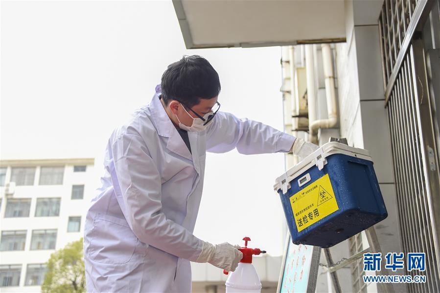 （新華全媒頭條&middot;圖文互動(dòng)）（12）滄海橫流顯本色　戰(zhàn)&ldquo;疫&rdquo;一線黨旗紅&mdash;&mdash;全國(guó)各領(lǐng)域基層黨組織和廣大黨員奮力打好疫情防控阻擊戰(zhàn)（1）