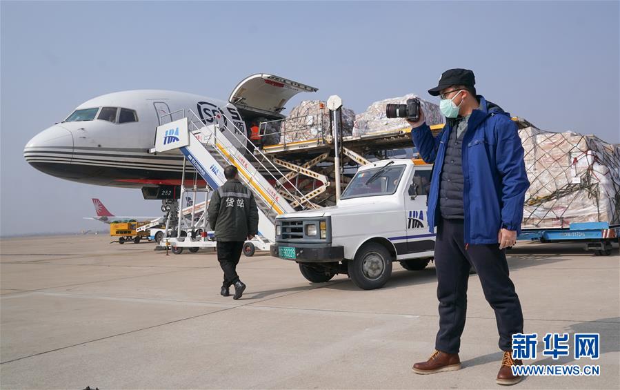 (新華全媒頭條配圖·圖文互動(dòng))(9)戰(zhàn)“疫”的一天——新華社記者直擊湖北保衛(wèi)戰(zhàn)