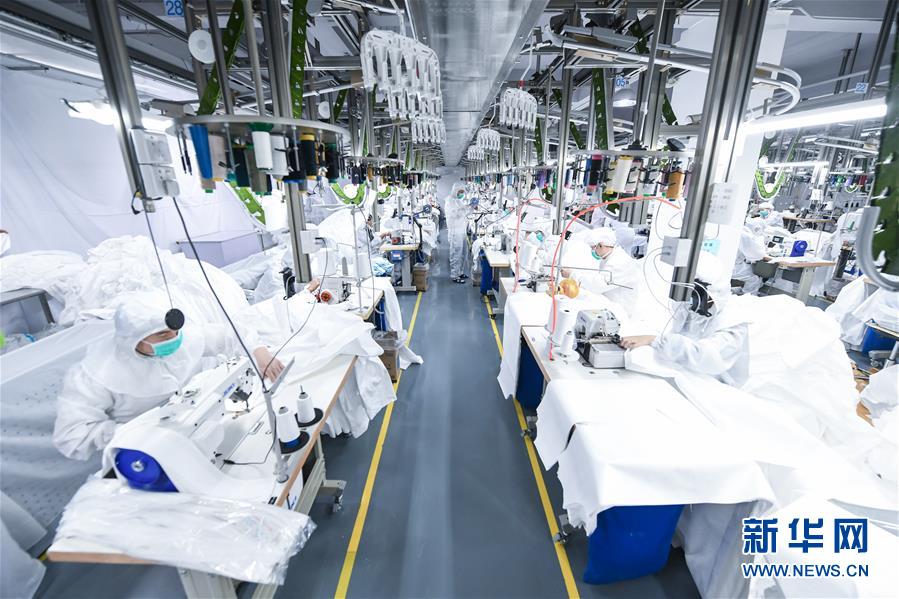 (聚焦疫情防控·圖文互動)(1)把最好的留給最需要的醫(yī)護(hù)人員——深圳醫(yī)療物資企業(yè)生產(chǎn)見聞