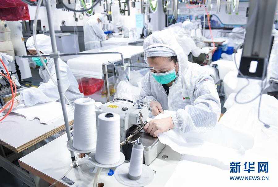 (聚焦疫情防控·圖文互動)(2)把最好的留給最需要的醫(yī)護(hù)人員——深圳醫(yī)療物資企業(yè)生產(chǎn)見聞