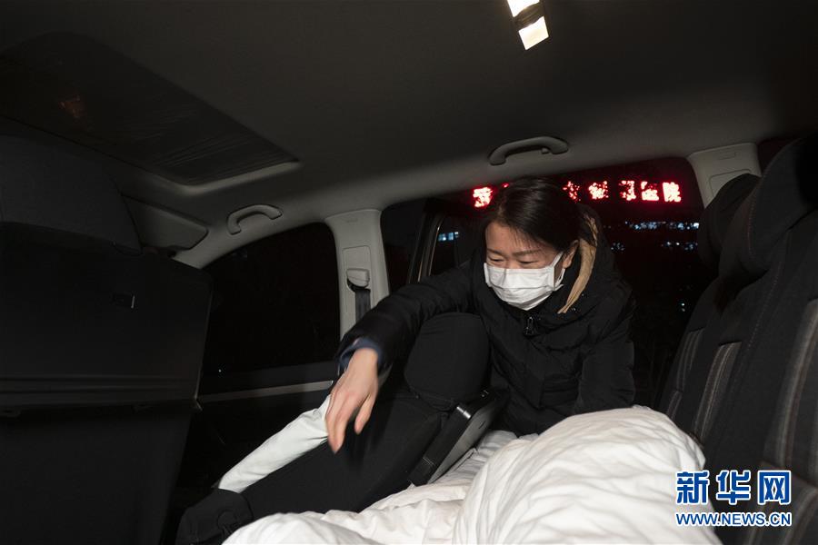 （一線抗疫群英譜&middot;圖文互動(dòng)）（2）特寫(xiě)：為節(jié)省10分鐘，這對(duì)醫(yī)護(hù)夫妻&ldquo;以車為家&rdquo;