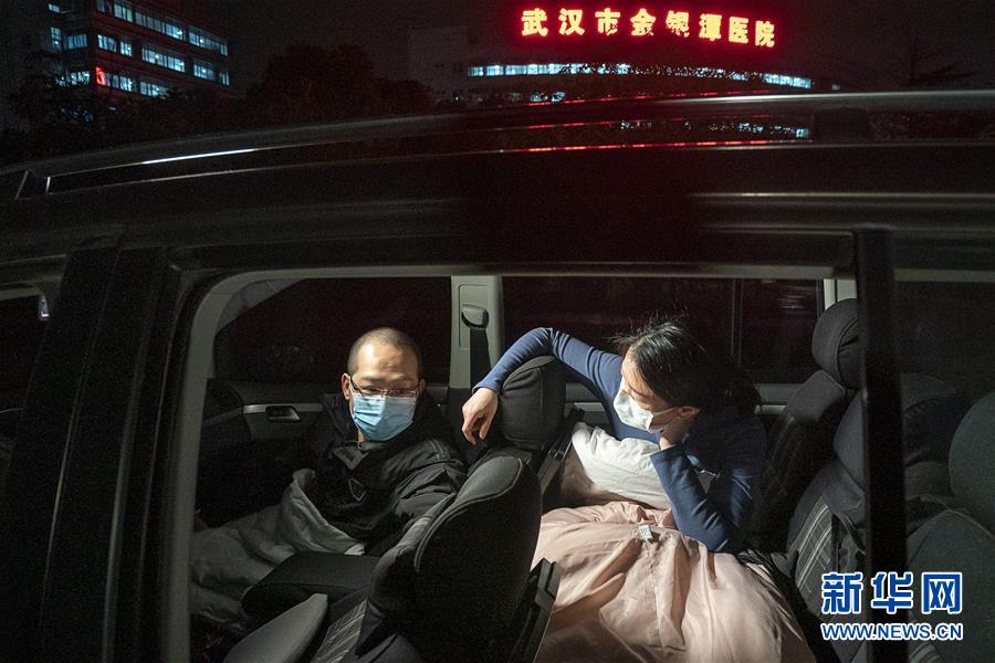 （一線抗疫群英譜&middot;圖文互動(dòng)）（4）特寫(xiě)：為節(jié)省10分鐘，這對(duì)醫(yī)護(hù)夫妻&ldquo;以車為家&rdquo;
