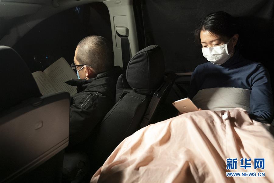 （一線抗疫群英譜&middot;圖文互動(dòng)）（5）特寫(xiě)：為節(jié)省10分鐘，這對(duì)醫(yī)護(hù)夫妻&ldquo;以車為家&rdquo;