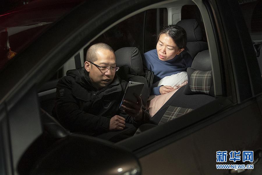 （一線抗疫群英譜&middot;圖文互動(dòng)）（7）特寫(xiě)：為節(jié)省10分鐘，這對(duì)醫(yī)護(hù)夫妻&ldquo;以車為家&rdquo;