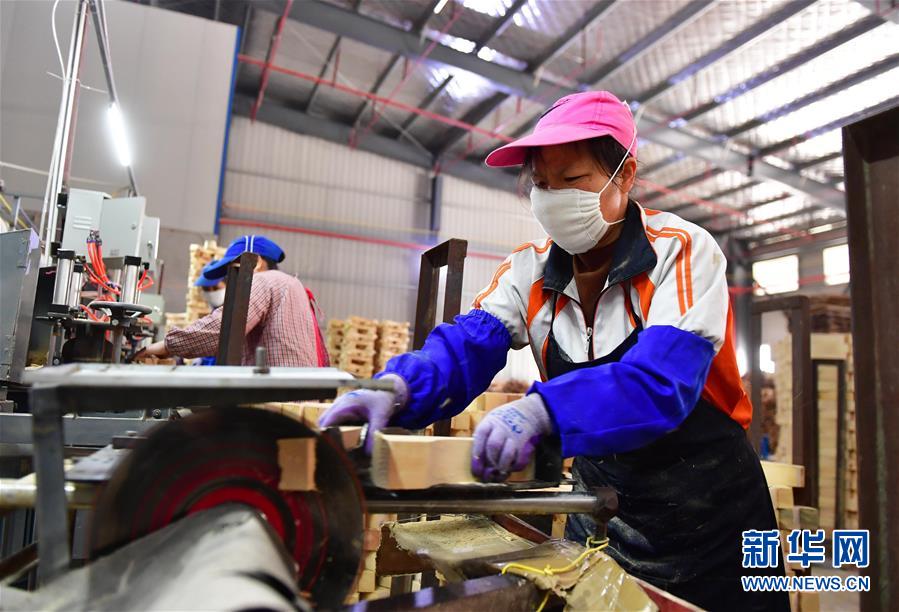 (新華全媒頭條·圖文互動(dòng))(15)磨難壓不垮 奮起正當(dāng)時(shí)——習(xí)近平總書記在統(tǒng)籌推進(jìn)新冠肺炎疫情防控和經(jīng)濟(jì)社會(huì)發(fā)展工作部署會(huì)議上的重要講話振奮人心凝聚力量