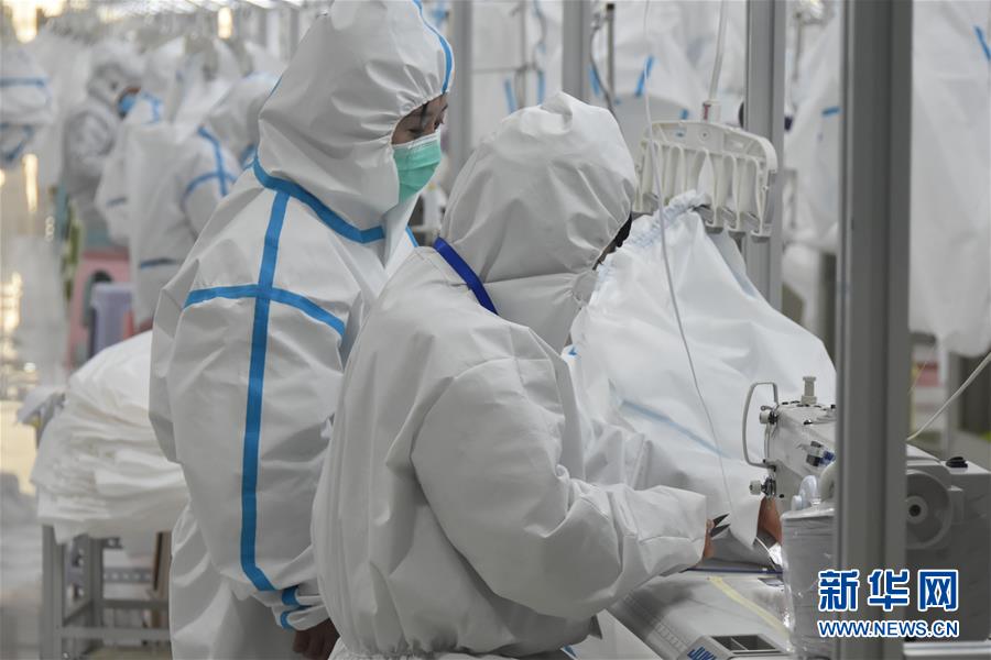 （決戰(zhàn)決勝脫貧攻堅(jiān)&middot;圖文互動）（1）防疫有保障 脫貧有底氣&mdash;&mdash;甘肅一批扶貧車間成為戰(zhàn)疫&ldquo;兵工廠&rdquo;