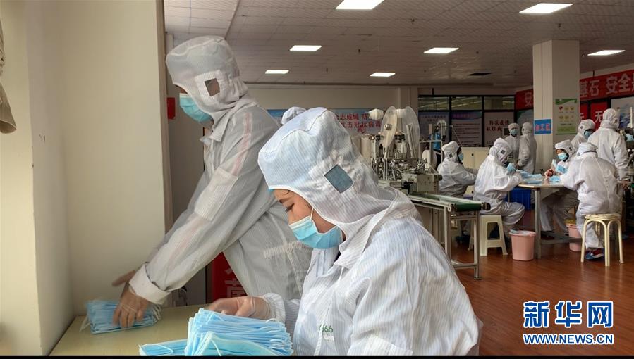 （決戰(zhàn)決勝脫貧攻堅(jiān)&middot;圖文互動）（3）防疫有保障 脫貧有底氣&mdash;&mdash;甘肅一批扶貧車間成為戰(zhàn)疫&ldquo;兵工廠&rdquo;