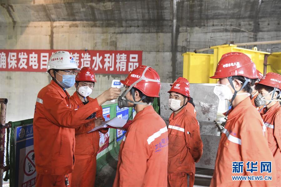 （抓好經濟發(fā)展 應對復雜局面&middot;圖文互動）（1）把疫情造成的損失降到最小&mdash;&mdash;廣西生產一線見聞