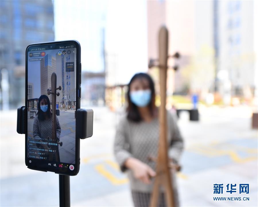 （圖文互動）（1）展會變直播 員工變網紅&mdash;&mdash;千億元家具產業(yè)別樣復工復產路