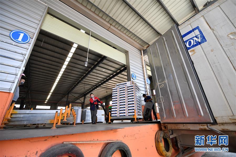 （圖文互動）（2）展會變直播 員工變網紅&mdash;&mdash;千億元家具產業(yè)別樣復工復產路