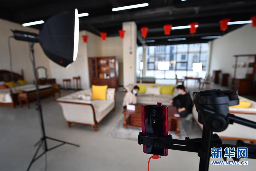 （圖文互動）（5）展會變直播 員工變網紅&mdash;&mdash;千億元家具產業(yè)別樣復工復產路