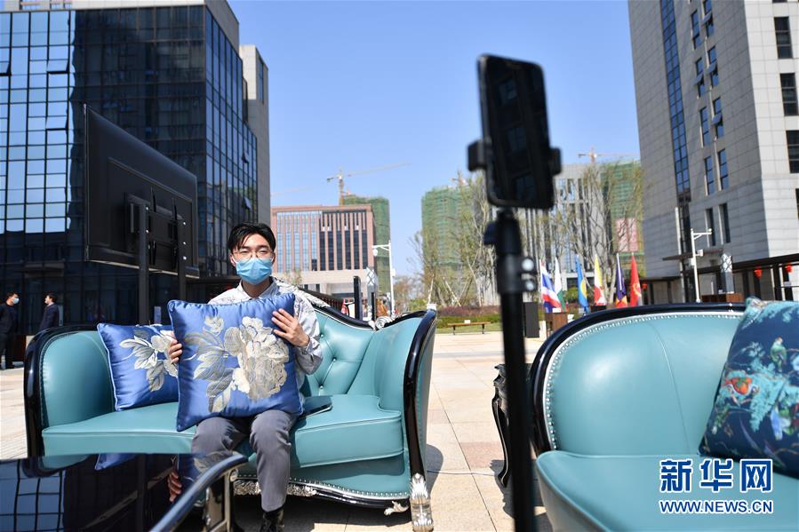 （圖文互動）（6）展會變直播 員工變網紅&mdash;&mdash;千億元家具產業(yè)別樣復工復產路