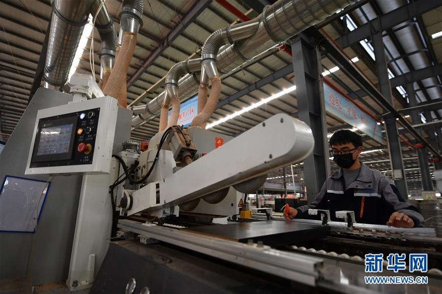 （圖文互動）（7）展會變直播 員工變網紅&mdash;&mdash;千億元家具產業(yè)別樣復工復產路