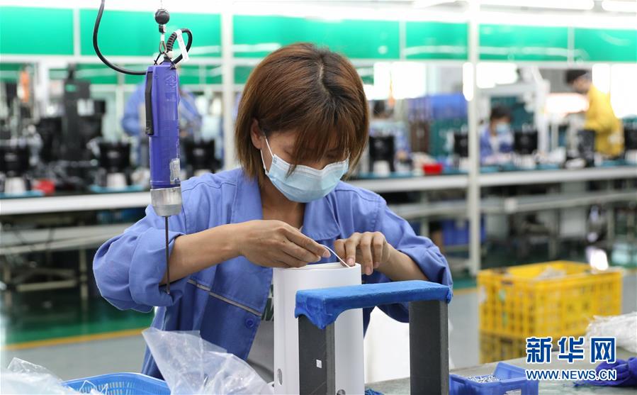 (抓好經(jīng)濟(jì)發(fā)展 應(yīng)對(duì)復(fù)雜局面·圖文互動(dòng))(1)在“家電之都”順德看“中國(guó)制造”抗壓前行