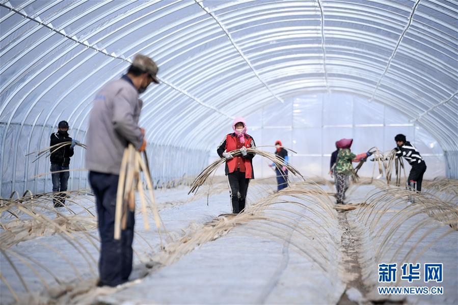 (在習近平新時代中國特色社會主義思想指引下——新時代新作為新篇章·習近平總書記關切事·圖文互動)(1)戰(zhàn)“疫”戰(zhàn)“貧”都要贏——脫貧攻堅一線打響兩場硬仗