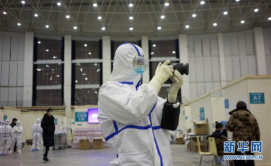 （一線抗疫群英譜&middot;特稿&middot;圖文互動(dòng)）（4）不畏艱險(xiǎn)，深入一線&mdash;&mdash;&ldquo;武漢保衛(wèi)戰(zhàn)&rdquo;一線新聞工作者素描