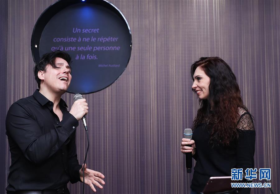 （國際&middot;圖文互動）（2）通訊：手牽手，我們共同驅(qū)散陰霾&mdash;&mdash;法國音樂人創(chuàng)作抗疫歌曲背后的故事