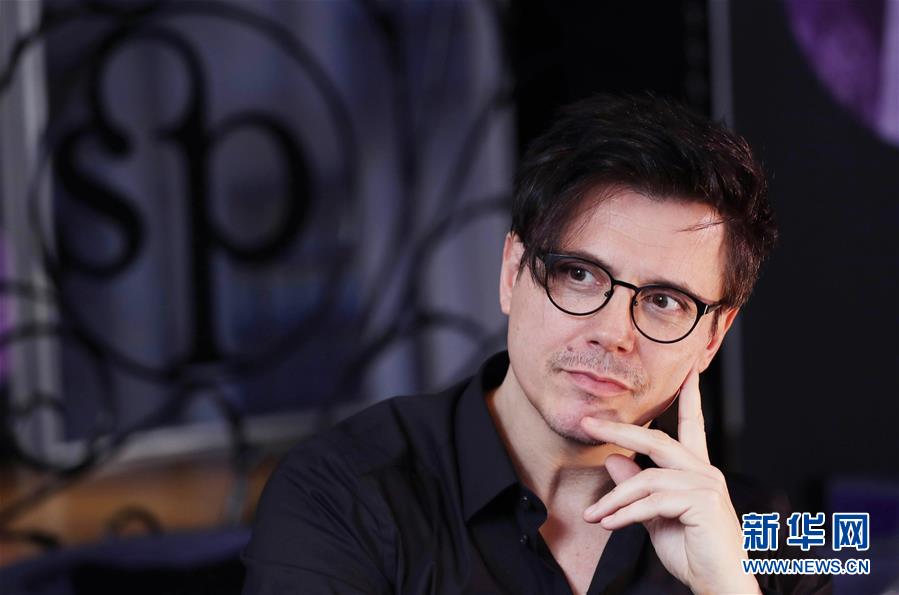 （國際&middot;圖文互動）（3）通訊：手牽手，我們共同驅(qū)散陰霾&mdash;&mdash;法國音樂人創(chuàng)作抗疫歌曲背后的故事