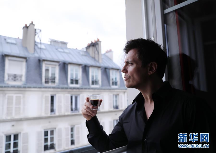 （國際&middot;圖文互動）（5）通訊：手牽手，我們共同驅(qū)散陰霾&mdash;&mdash;法國音樂人創(chuàng)作抗疫歌曲背后的故事