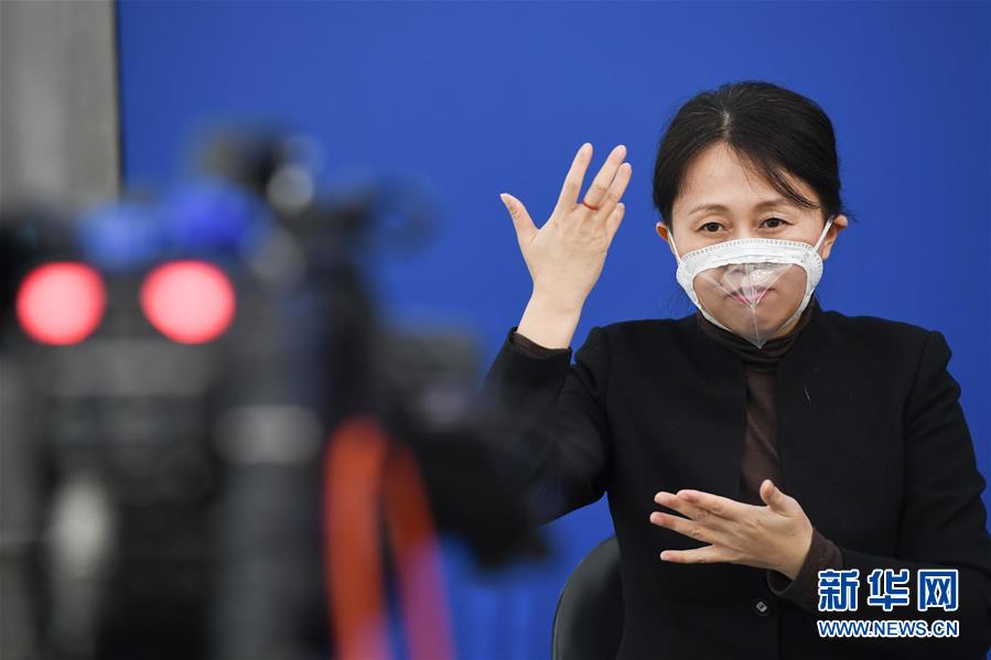 (圖文互動)(2)一個“透明口罩”的故事——手語播報員冷新雪的“無聲關(guān)愛”