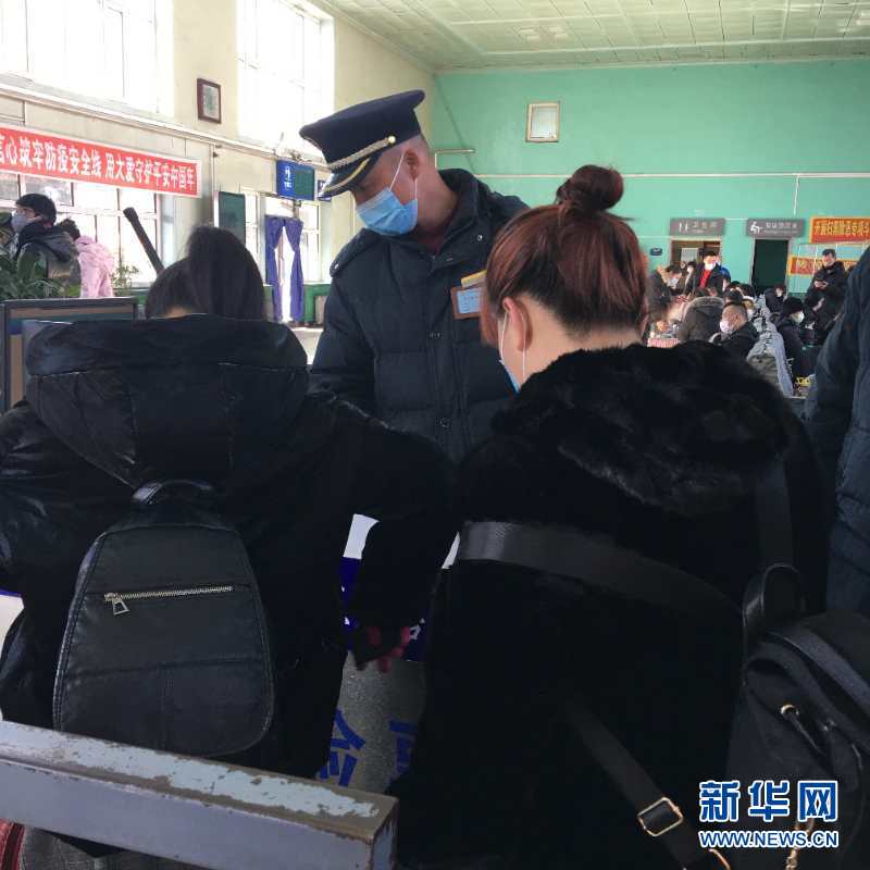 （新華網(wǎng)&middot;圖文互動(dòng)）（2）疫情下，小站鐵路安檢員收獲10多萬粉絲