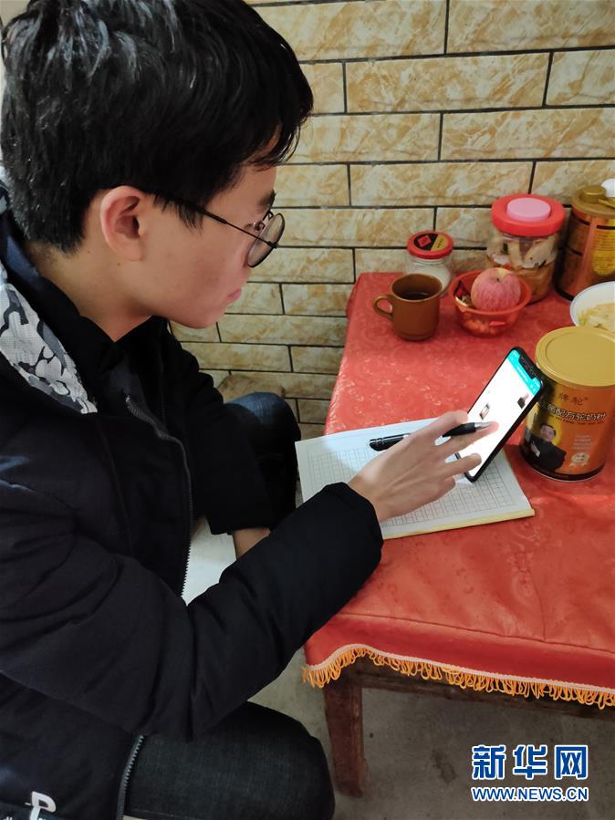 (新華網(wǎng)·圖文互動)(1)為“逆行者”后方護(hù)航,這些大學(xué)生的假期不一般