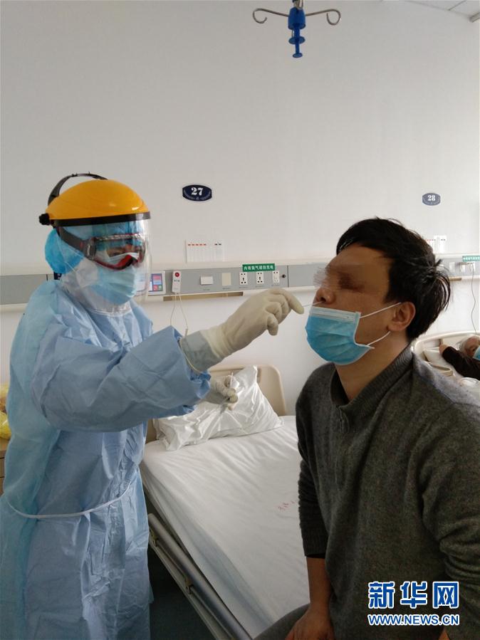 (在習(xí)近平新時(shí)代中國(guó)特色社會(huì)主義思想指引下——新時(shí)代新作為新篇章·習(xí)近平總書(shū)記關(guān)切事·圖文互動(dòng))(1)口罩擋不住你的美——戰(zhàn)“疫”一線巾幗掠影