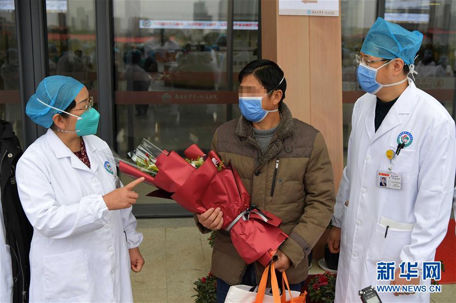 (在習(xí)近平新時(shí)代中國(guó)特色社會(huì)主義思想指引下——新時(shí)代新作為新篇章·習(xí)近平總書(shū)記關(guān)切事·圖文互動(dòng))(10)口罩擋不住你的美——戰(zhàn)“疫”一線巾幗掠影