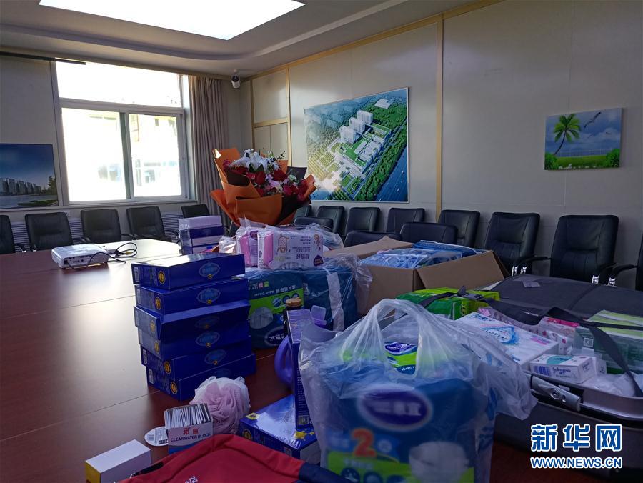 (在習(xí)近平新時(shí)代中國(guó)特色社會(huì)主義思想指引下——新時(shí)代新作為新篇章·習(xí)近平總書(shū)記關(guān)切事·圖文互動(dòng))(4)口罩擋不住你的美——戰(zhàn)“疫”一線巾幗掠影