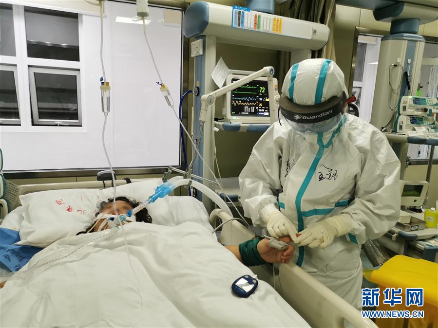 （一線抗疫群英譜&middot;圖文互動(dòng)）（2）生命之光，溫暖&ldquo;無(wú)面之交&rdquo;&mdash;&mdash;記抗疫一線重癥監(jiān)護(hù)室90后護(hù)士金鈺 