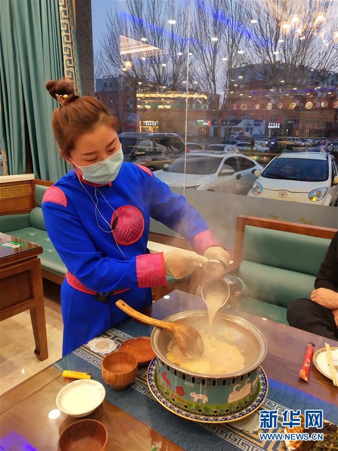 （圖文互動）（2）特寫：限人數(shù)、分餐吃、用公筷&mdash;&mdash;偏遠小城&ldquo;吃飯&rdquo;見聞