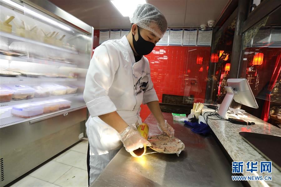 （圖文互動）（4）特寫：限人數(shù)、分餐吃、用公筷&mdash;&mdash;偏遠小城&ldquo;吃飯&rdquo;見聞