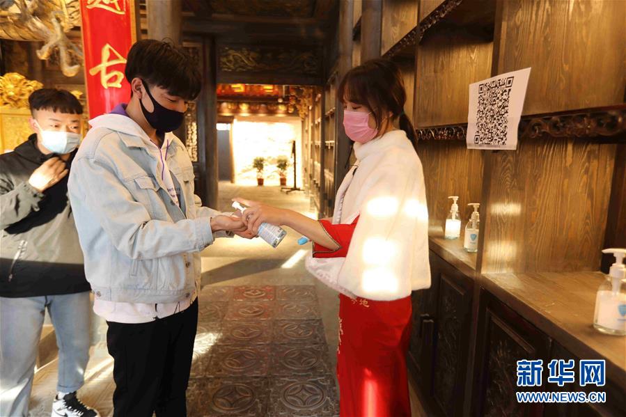 （圖文互動）（5）特寫：限人數(shù)、分餐吃、用公筷&mdash;&mdash;偏遠小城&ldquo;吃飯&rdquo;見聞