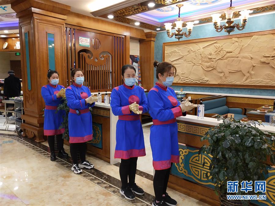 （圖文互動）（6）特寫：限人數(shù)、分餐吃、用公筷&mdash;&mdash;偏遠小城&ldquo;吃飯&rdquo;見聞