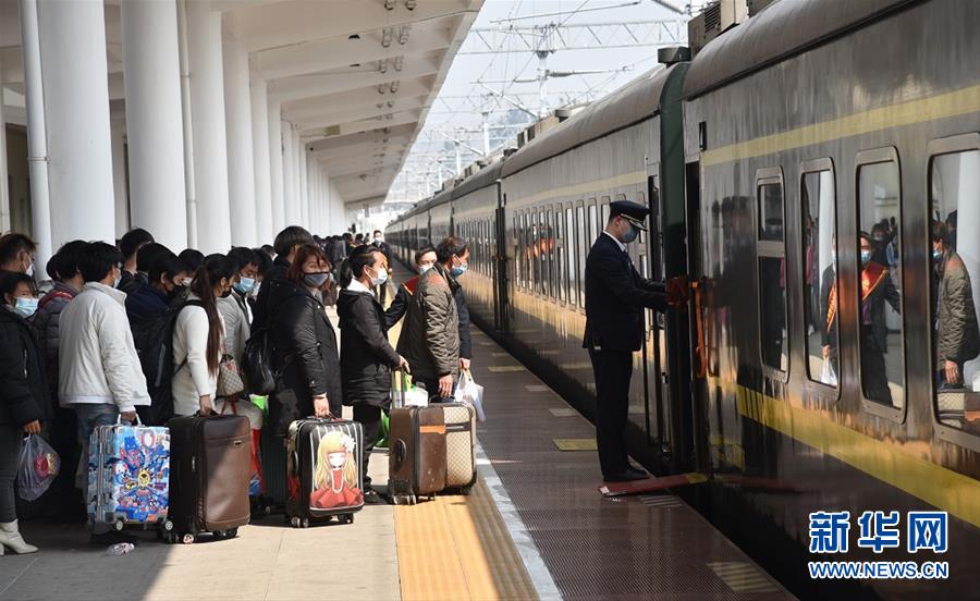 (新華全媒頭條·圖文互動(dòng))(2)暢通復(fù)工復(fù)產(chǎn)“生命線”——全國(guó)恢復(fù)正常交通運(yùn)輸秩序