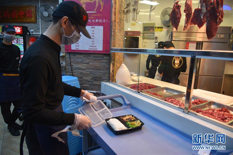 （聚焦復(fù)工復(fù)產(chǎn)&middot;圖文互動）（3）觸網(wǎng)接單、開發(fā)簡餐、直播賣貨&mdash;&mdash;餐企換招自救