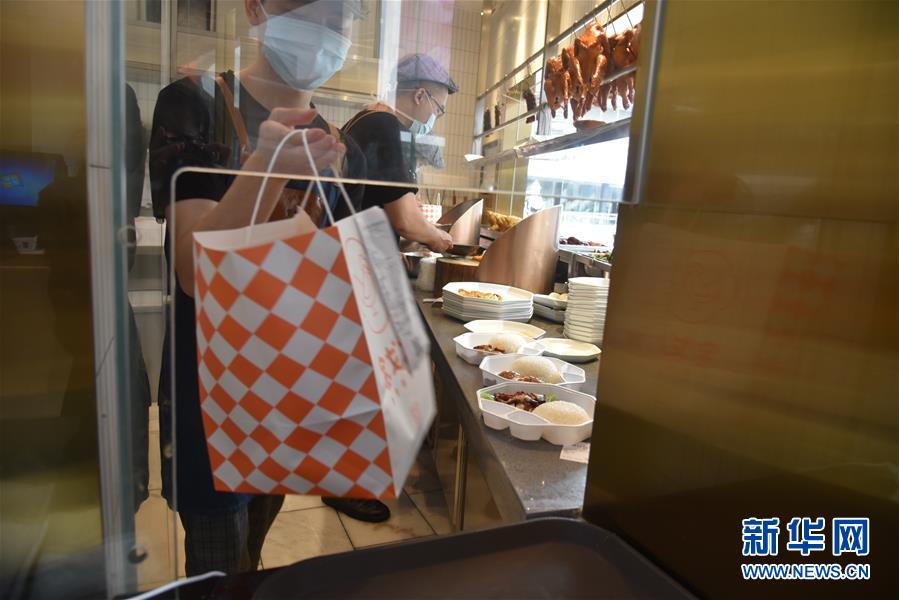 （聚焦復(fù)工復(fù)產(chǎn)&middot;圖文互動）（4）觸網(wǎng)接單、開發(fā)簡餐、直播賣貨&mdash;&mdash;餐企換招自救