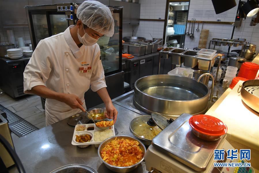 （聚焦復(fù)工復(fù)產(chǎn)&middot;圖文互動）（5）觸網(wǎng)接單、開發(fā)簡餐、直播賣貨&mdash;&mdash;餐企換招自救