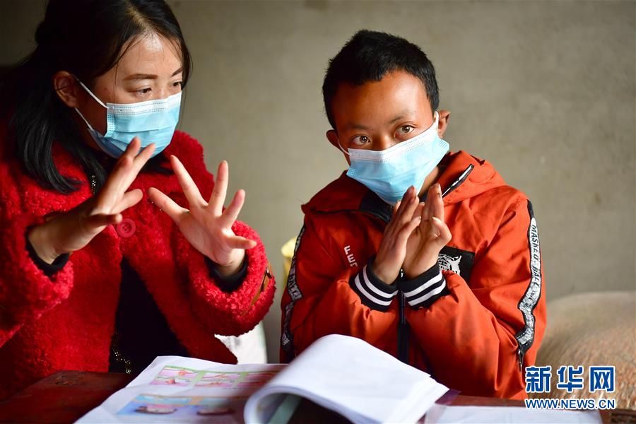 （決戰(zhàn)決勝脫貧攻堅(jiān)&middot;圖文互動(dòng)）（1）特寫：疫情下的一堂特殊送教上門課