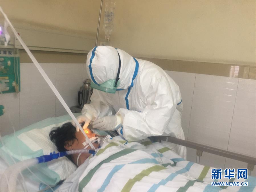 (一線抗疫群英譜·圖文互動)(1)“盡己所能守護(hù)生命”——廣東江門“90后”新婚夫妻齊赴戰(zhàn)“疫”一線