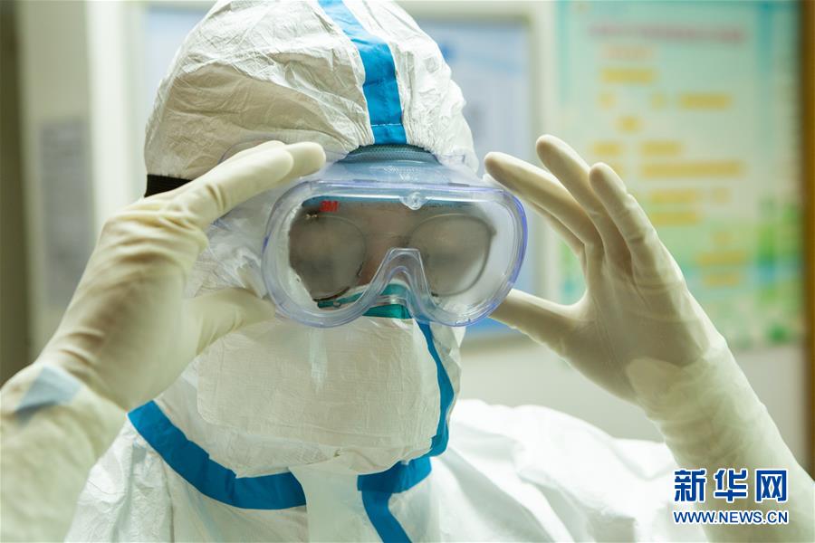 (一線抗疫群英譜·圖文互動)(2)“盡己所能守護(hù)生命”——廣東江門“90后”新婚夫妻齊赴戰(zhàn)“疫”一線