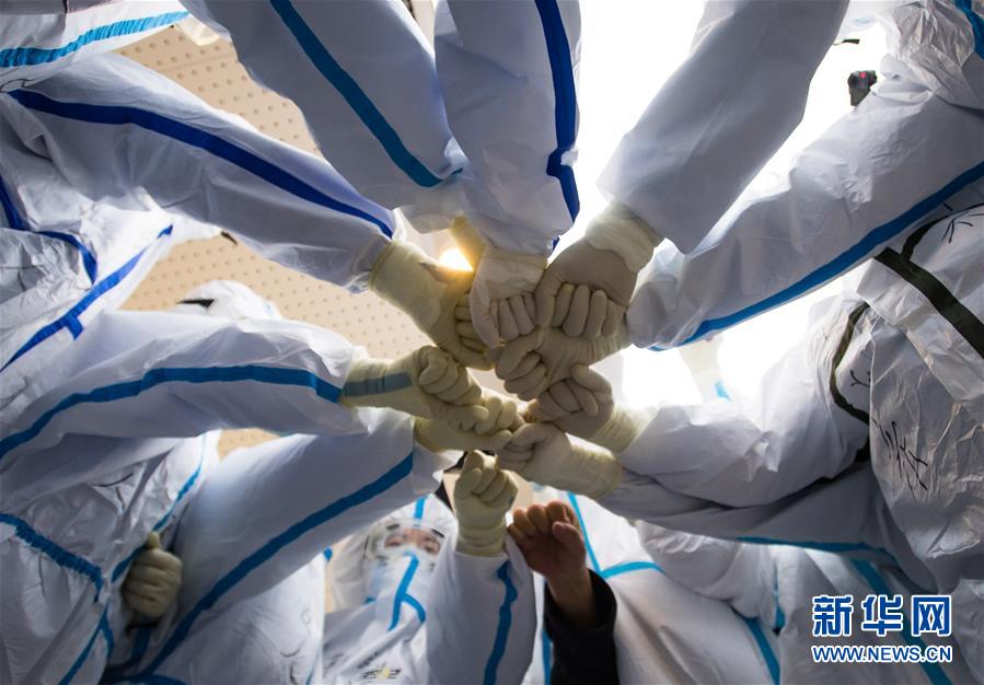 (新華全媒頭條·在習近平新時代中國特色社會主義思想指引下——新時代新作為新篇章·圖文互動)(2)同心戰(zhàn)“疫”彰顯人民至上——各地各部門貫徹落實習近平總書記重要指示精神統(tǒng)籌推進疫情防控和經濟社會發(fā)展