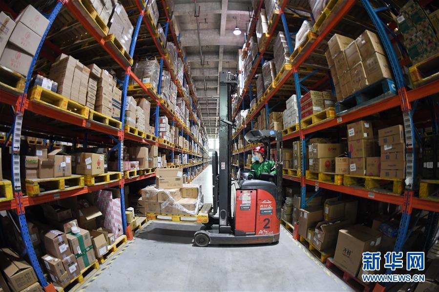 (新華全媒頭條·在習近平新時代中國特色社會主義思想指引下——新時代新作為新篇章·圖文互動)(9)同心戰(zhàn)“疫”彰顯人民至上——各地各部門貫徹落實習近平總書記重要指示精神統(tǒng)籌推進疫情防控和經濟社會發(fā)展