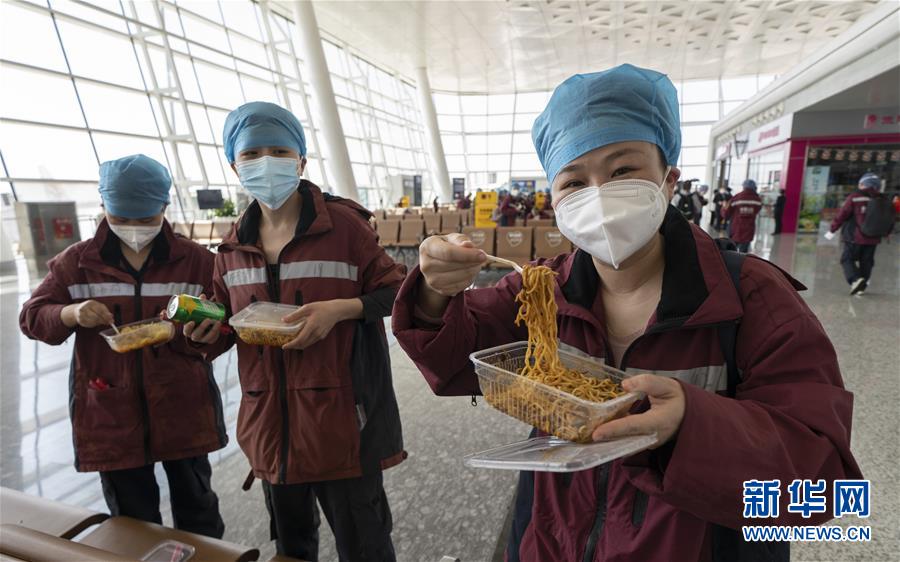 （新華全媒頭條&middot;圖文互動(dòng)）（13）最美逆行者，武漢永遠(yuǎn)記得你！&mdash;&mdash;首批援鄂醫(yī)療隊(duì)返程紀(jì)實(shí)