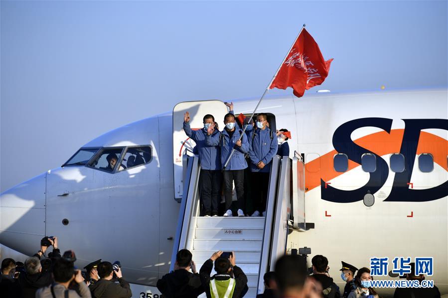 （新華全媒頭條&middot;圖文互動(dòng)）（16）最美逆行者，武漢永遠(yuǎn)記得你！&mdash;&mdash;首批援鄂醫(yī)療隊(duì)返程紀(jì)實(shí)